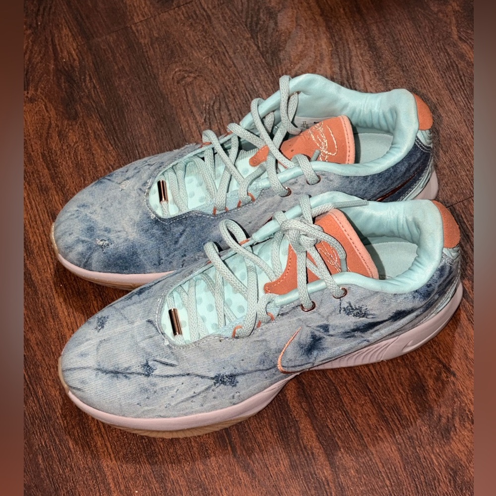Nike LeBron size 11 - Picture 3 of 14